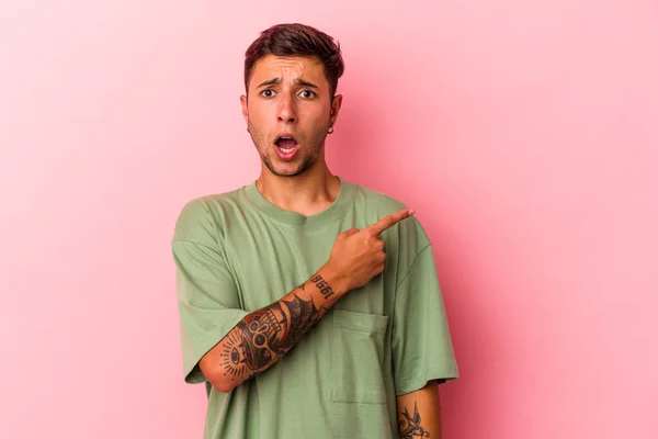 Joven Hombre Caucásico Con Tatuajes Aislados Sobre Fondo Amarillo Apuntando — Foto de Stock