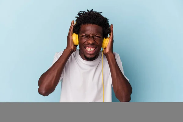 Young African American Man Listening Music Isolated Blue Background Covering — ストック写真