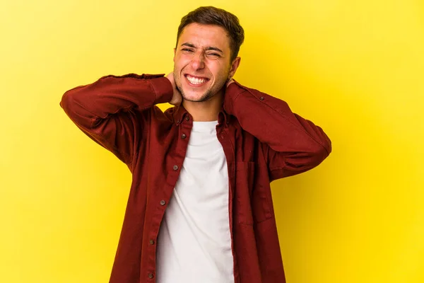 Jonge Blanke Man Met Tatoeages Geïsoleerd Gele Achtergrond Die Het — Stockfoto