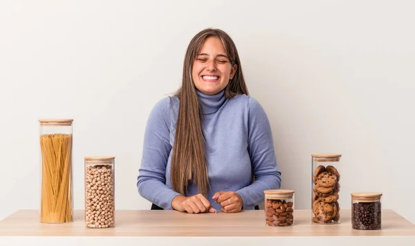 Jovem Caucasiana Sentada Uma Mesa Com Panela Comida Isolada Fundo — Fotografia de Stock