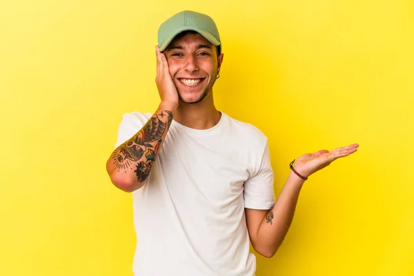 Νεαρός Καυκάσιος Άντρας Τατουάζ Απομονωμένος Κίτρινο Φόντο Κρατά Αντίγραφο Χώρου — Φωτογραφία Αρχείου