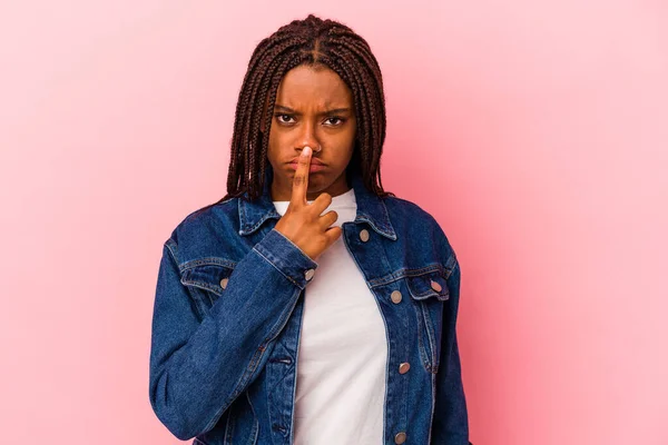 年轻的非洲裔美国女人被隔离在粉色背景的思维和仰视中 — 图库照片