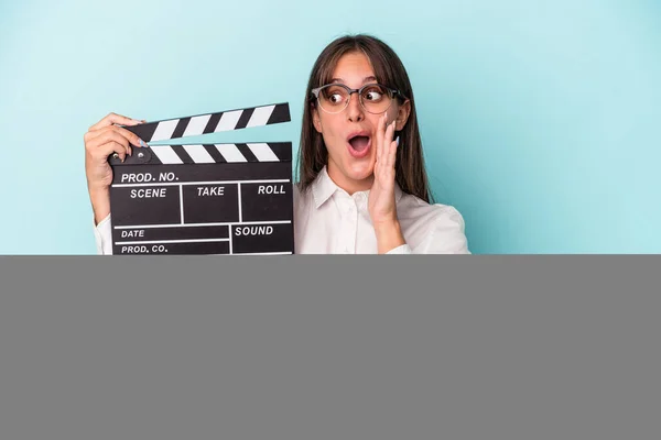 Young Caucasian Woman Holding Clapperboard Isolated Blue Background Saying Secret — Stock Photo, Image