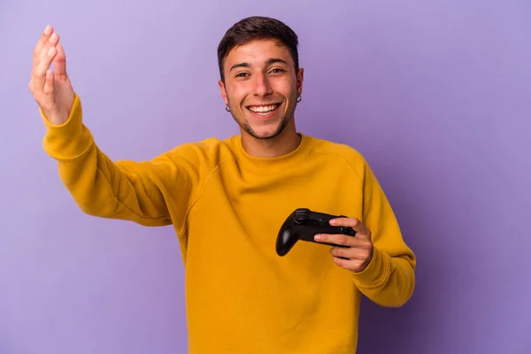 Young Caucasian Man Holding Game Controller Isolated Purple Background Receiving — Foto Stock