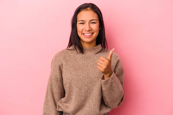 Junge Lateinamerikanische Frau Auf Rosa Hintergrund Isoliert Lächelnd Und Daumen — Stockfoto