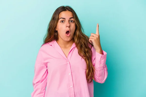 Mujer Joven Caucásica Aislada Sobre Fondo Azul Apuntando Revés Con — Foto de Stock