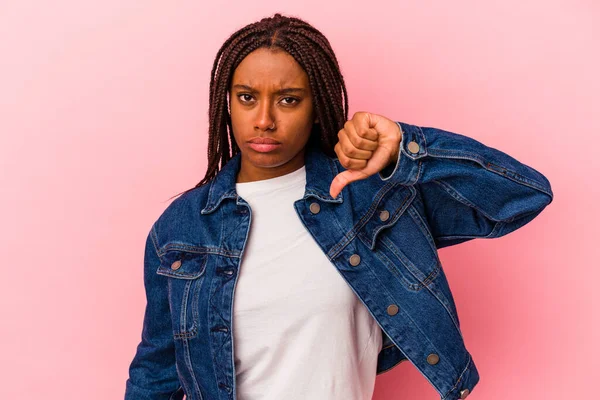 Junge Afroamerikanerin Isoliert Auf Rosa Hintergrund Zeigt Daumen Nach Unten — Stockfoto