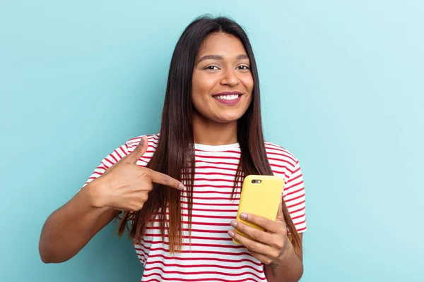 Jonge Venezolaanse Vrouw Met Mobiele Telefoon Geïsoleerd Blauwe Achtergrond Persoon — Stockfoto