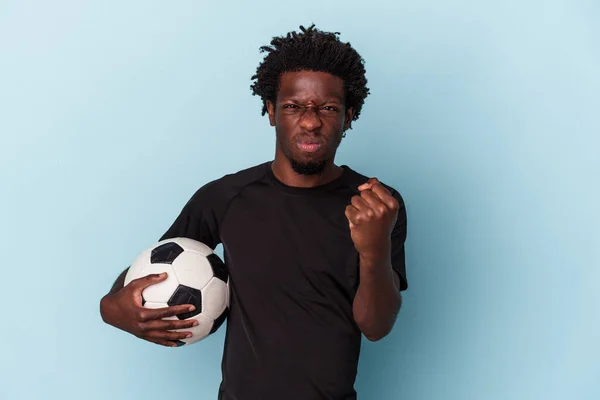 Joven Afroamericano Jugando Fútbol Aislado Sobre Fondo Azul Mostrando Puño —  Fotos de Stock