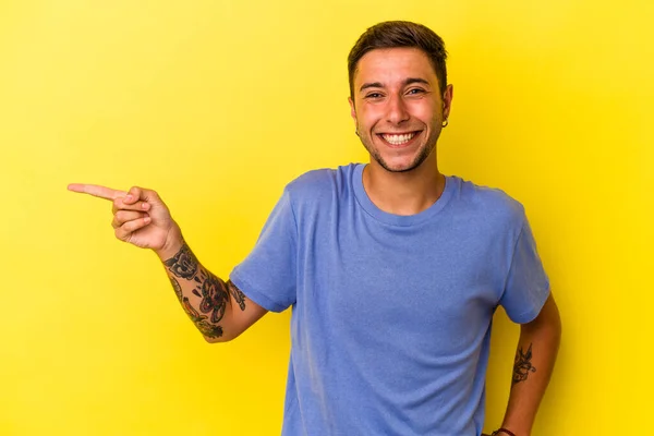Young Caucasian Man Tattoos Isolated Yellow Background Smiling Cheerfully Pointing — 스톡 사진