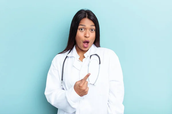 Young Doctor Venezuelan Woman Isolated Blue Background Pointing Side — Stock Photo, Image