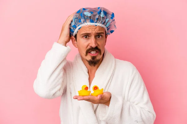 Joven Hombre Caucásico Que Ducha Con Patos Goma Aislados Sobre — Foto de Stock