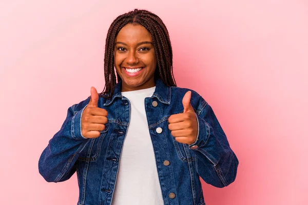 Jong Afrikaans Amerikaans Vrouw Geïsoleerd Roze Achtergrond Glimlachen Het Verhogen — Stockfoto