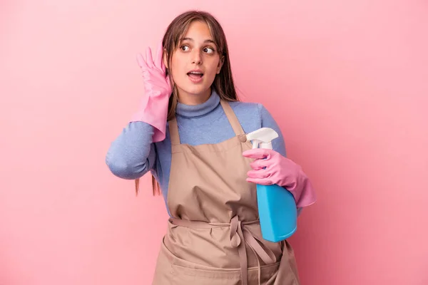 Jonge Kaukasische Schonere Vrouw Houden Spray Geïsoleerd Roze Achtergrond Proberen — Stockfoto