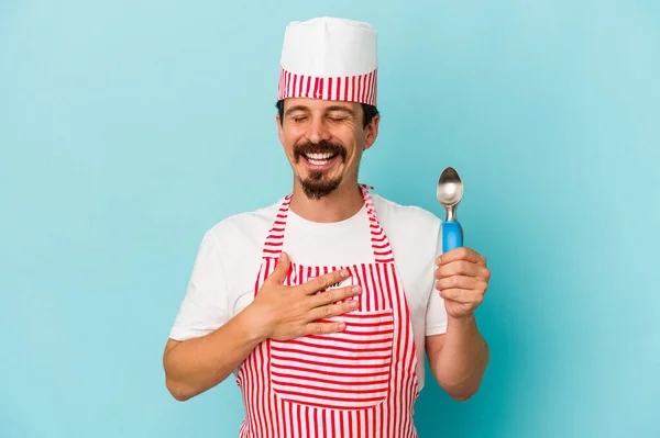 Jonge Kaukasische Maker Die Een Primeur Geïsoleerd Blauwe Achtergrond Houdt — Stockfoto