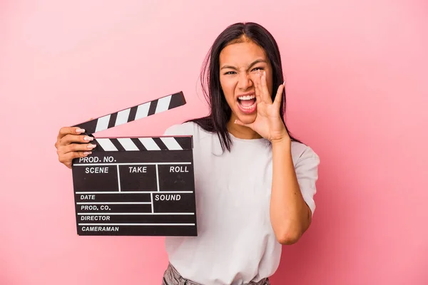 Ung Latinamerikansk Kvinna Håller Clapperboard Isolerad Rosa Bakgrund Skrika Och — Stockfoto