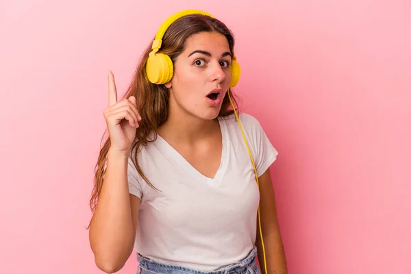 Νεαρή Καυκάσια Γυναίκα Που Ακούει Μουσική Απομονωμένη Ροζ Φόντο Έχοντας — Φωτογραφία Αρχείου