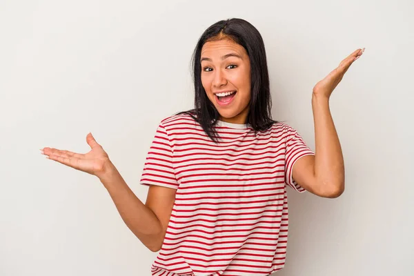 Jonge Latijnse Vrouw Geïsoleerd Witte Achtergrond Houdt Kopieerruimte Een Handpalm — Stockfoto