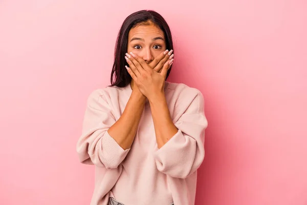 Giovane Donna Latina Isolata Sfondo Rosa Scioccato Che Copre Bocca — Foto Stock