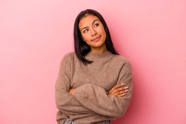 Giovane Donna Latina Isolata Sfondo Rosa Sognando Raggiungere Obiettivi Scopi — Foto Stock