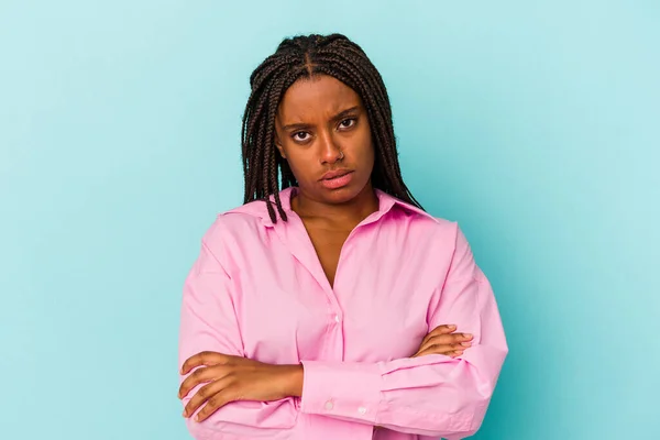 Молода Афроамериканська Жінка Ізольована Синьому Фоні Яка Нудьгує Втомлюється Потребує — стокове фото