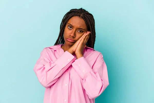 Mladý Africký Američan Žena Izolované Modrém Pozadí Zívání Ukazující Unavené — Stock fotografie