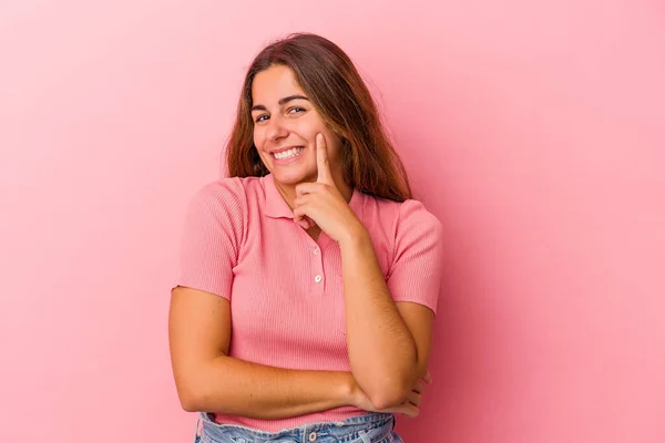 Joven Mujer Caucásica Aislada Sobre Fondo Rosa Sonriendo Feliz Confiada — Foto de Stock