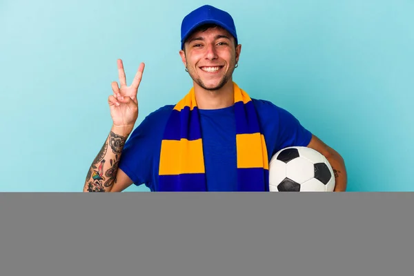 Jovem Futebol Homem Segurando Uma Bola Isolada Fundo Azul Mostrando — Fotografia de Stock