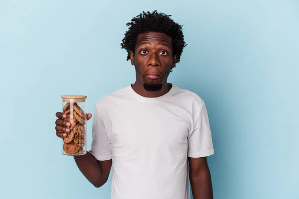 Young African American Man Holding Chocolate Chips Cookies Isolated Blue — 스톡 사진