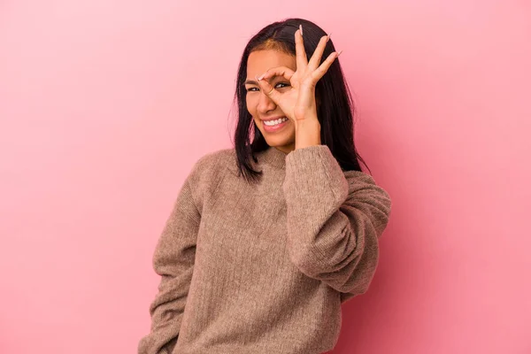 Jonge Latijn Vrouw Geïsoleerd Roze Achtergrond Opgewonden Houden Gebaar Oog — Stockfoto