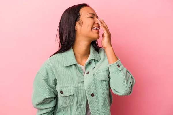 Jonge Latijn Vrouw Geïsoleerd Roze Achtergrond Lachen Gelukkig Zorgeloos Natuurlijke — Stockfoto