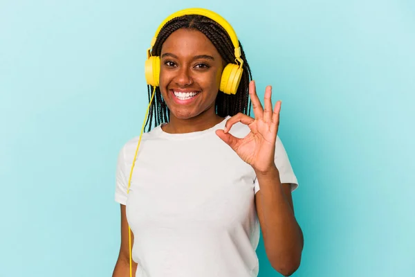 Young African American Woman Listening Music Isolated Blue Background Cheerful — Stockfoto