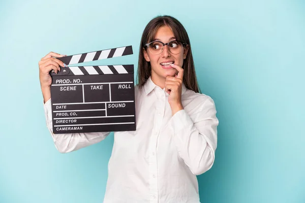 Giovane Donna Caucasica Tenendo Clapperboard Isolato Sfondo Blu Rilassato Pensando — Foto Stock