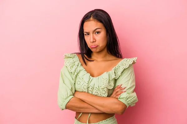 Jonge Latijn Vrouw Geïsoleerd Roze Achtergrond Shrugs Schouders Open Ogen — Stockfoto