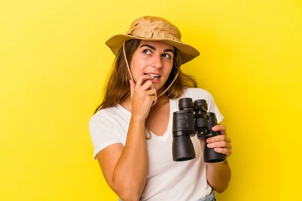 Junge Kaukasische Frau Mit Fernglas Isoliert Auf Gelbem Hintergrund Denkt — Stockfoto