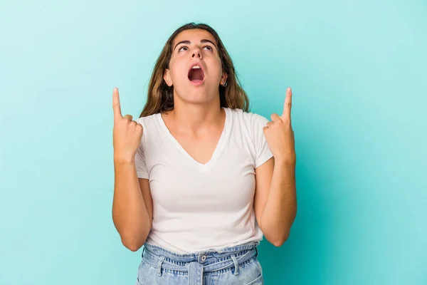 Jeune Femme Caucasienne Isolée Sur Fond Bleu Pointant Envers Avec — Photo