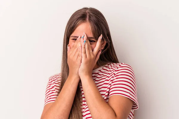 Giovane Donna Caucasica Isolata Sfondo Bianco Lampeggia Alla Fotocamera Attraverso — Foto Stock