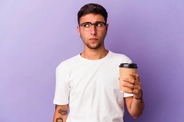 Jovem Caucasiano Segurando Tirar Café Isolado Fundo Roxo Confuso Sente — Fotografia de Stock