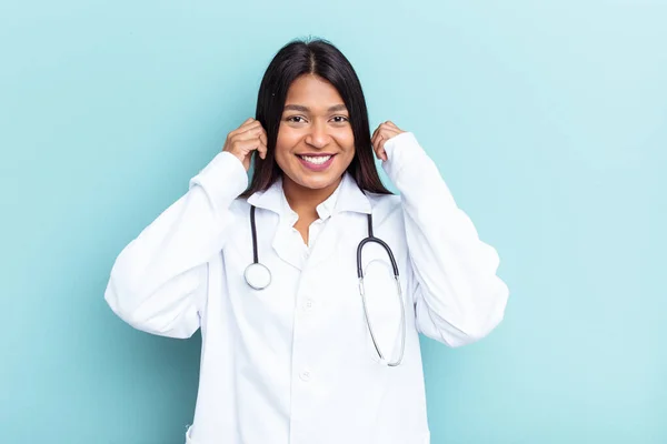 Giovane Medico Donna Venezuelana Isolato Sfondo Blu Che Copre Orecchie — Foto Stock
