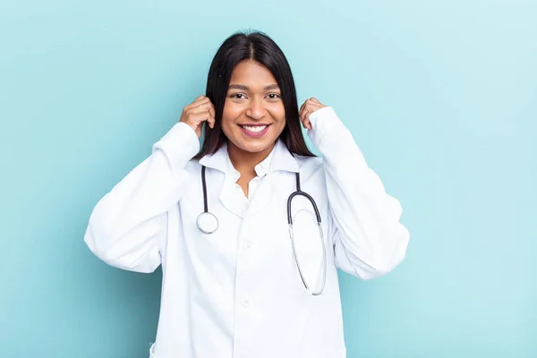 Junge Ärztin Venezolanische Frau Isoliert Auf Blauem Hintergrund Die Ohren — Stockfoto