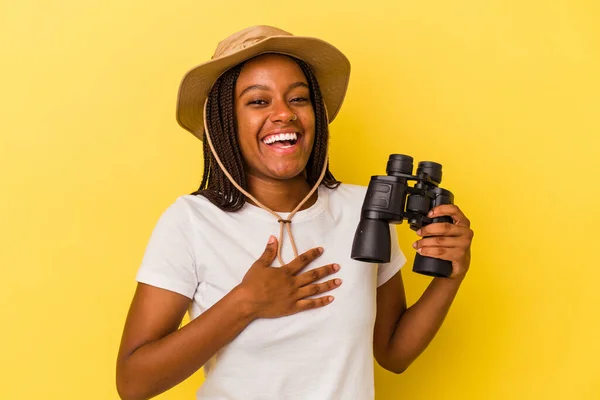 Молода Афроамериканська Дослідниця Яка Тримає Бінокль Ізольований Жовтому Фоні Сміється — стокове фото