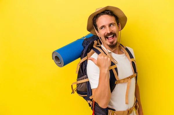 Homem Jovem Caminhante Caucasiano Isolado Pontos Fundo Amarelo Com Dedo — Fotografia de Stock