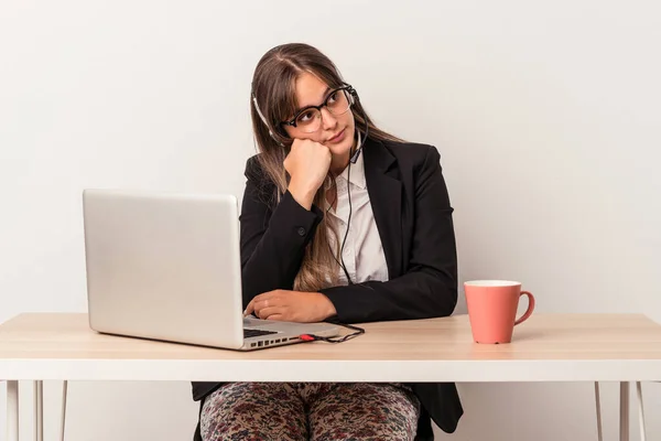 Jovem Caucasiana Fazendo Teletrabalho Isolado Fundo Branco Que Sente Triste — Fotografia de Stock