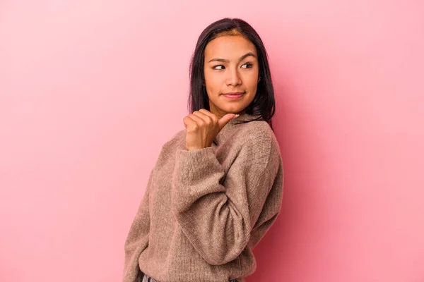 Young Latin Woman Isolated Pink Background Points Thumb Finger Away — Stock Photo, Image