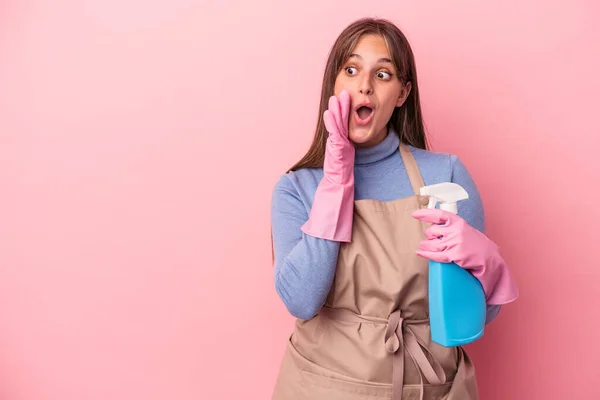 Jonge Blanke Schoonmaakster Houdt Spray Geïsoleerd Roze Achtergrond Zegt Een — Stockfoto