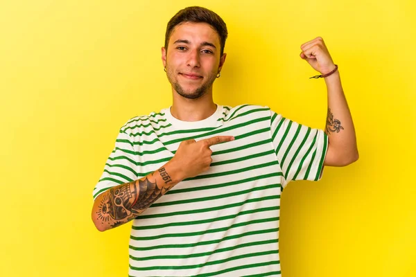 Jonge Blanke Man Met Tatoeages Geïsoleerd Gele Achtergrond Met Een — Stockfoto