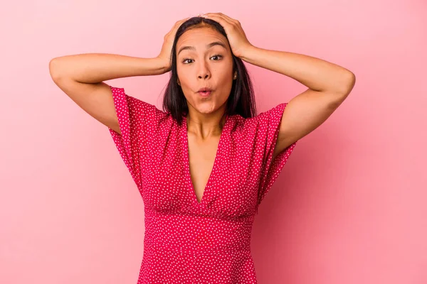 Jonge Latijn Vrouw Geïsoleerd Roze Achtergrond Verrast Geschokt — Stockfoto
