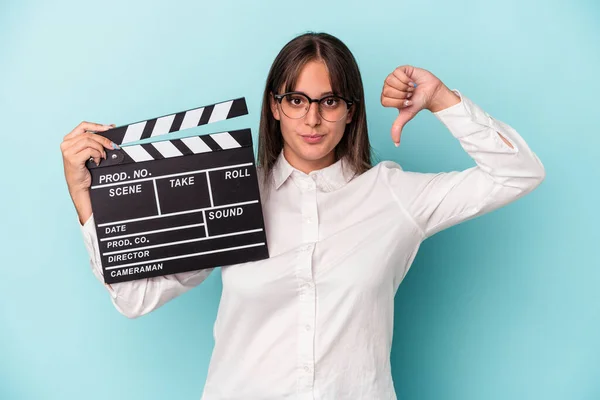 Junge Kaukasische Frau Hält Klappbrett Isoliert Auf Blauem Hintergrund Und — Stockfoto