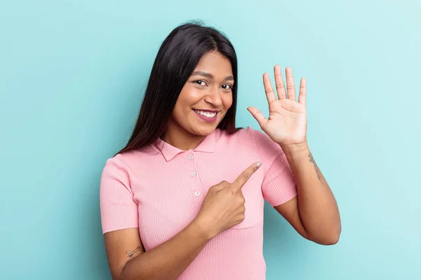 年轻的委内瑞拉女子被蓝色背景隔离 面带微笑地微笑着 用手指展示着第五位 — 图库照片