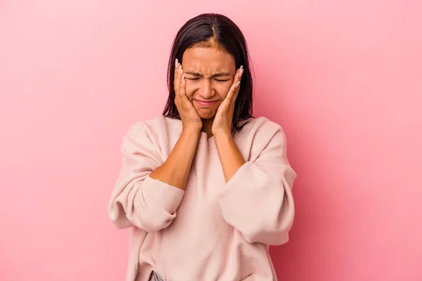 Mujer Latina Joven Aislada Sobre Fondo Rosa Lloriqueando Llorando Desconsoladamente —  Fotos de Stock